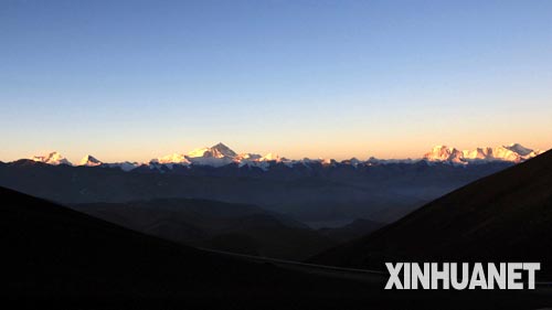 图为四座海拔在8000米以上的高峰：马卡鲁峰、洛子峰、珠穆朗玛峰、卓奥友峰（从左至右）。（