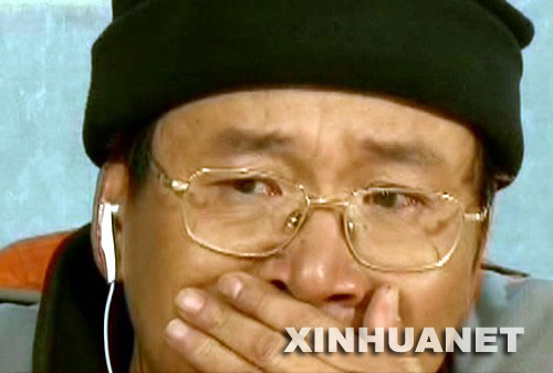 新闻发言人张志坚看到登顶成功后激动得流下眼泪
