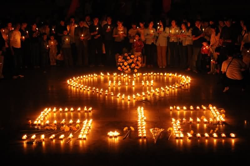 在新世纪广场遥寄哀思、祈祷祝福
