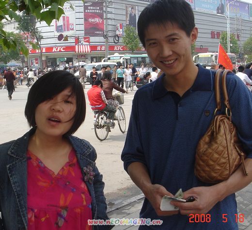看好，这可是一家三口啊。肚中的宝宝与爸妈一起献爱心。