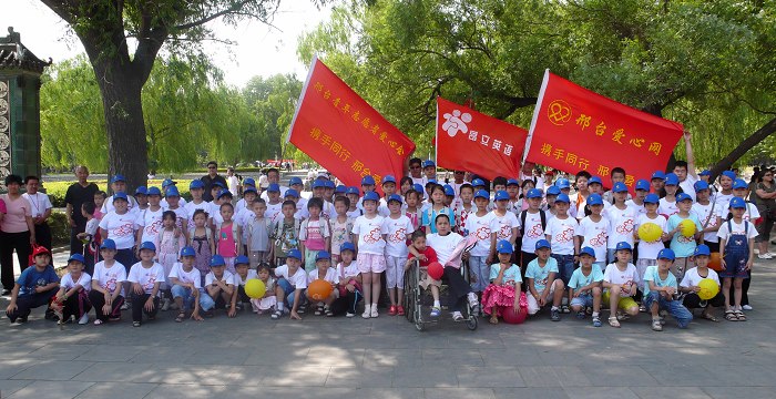 昂立英语学校师生和孩子们留念