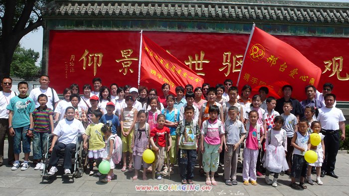 志愿者和孩子们合影