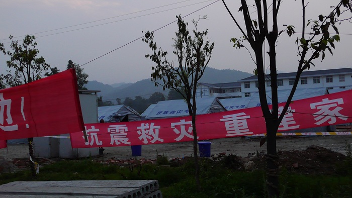 建在路边的灾民临时安置区