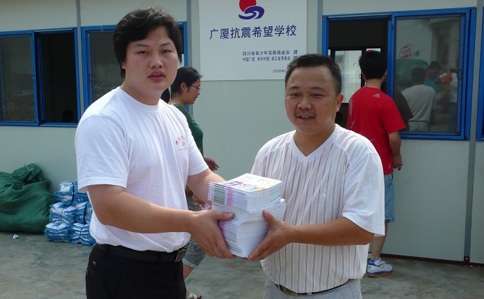 邢台团市委的王沛和何家小学校长在一起