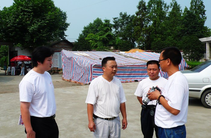 志愿者和校长交谈，了解地震前后学校情况