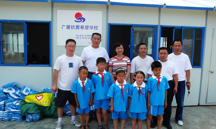 由于学生在上课，我们选了五名小同学试穿校服，与孩子们合影