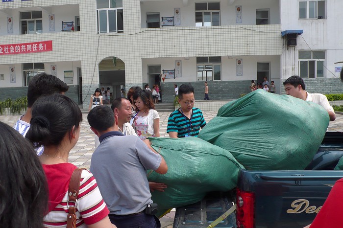 25 充满爱心的包裹，抬起来沉甸甸的.jpg