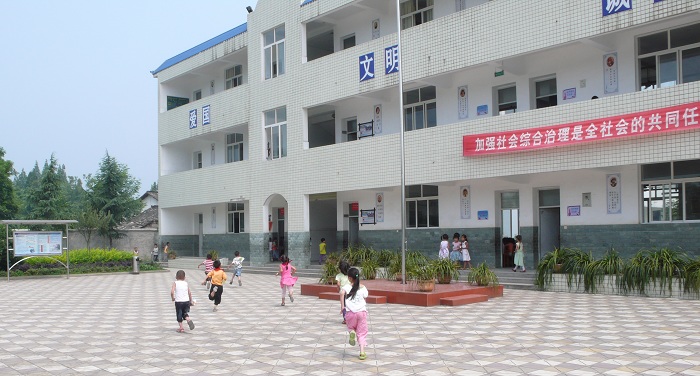 24 去年竣工的上远小学教学楼，在这次地震中丝毫未损。.jpg