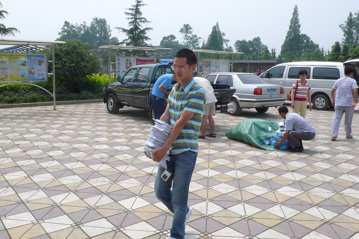 26  崇州市团委的小伙子，这几天跑前跑后，很是辛苦。.jpg