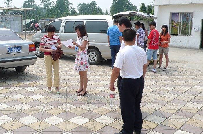 28  崇州市团委肖书记和上远小学校办主任，办理物资签收手续.jpg