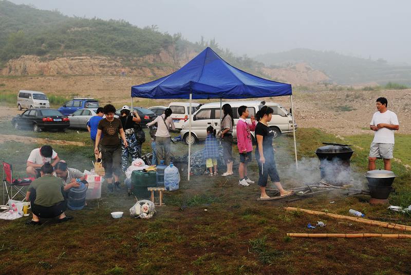 21  为了大家准时吃早餐，志愿者早五点多起床，开始忙乎，辛苦了！.jpg