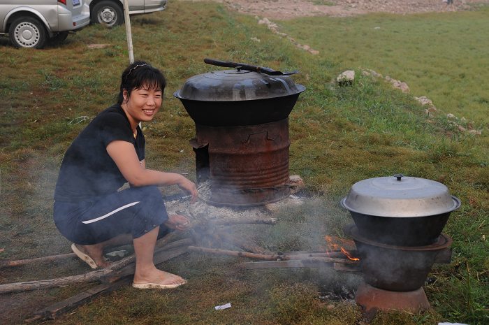 22  炎热的夏天，自己承担了烧火的任务，这么辛苦，还有美丽了微笑，你真棒！.jpg