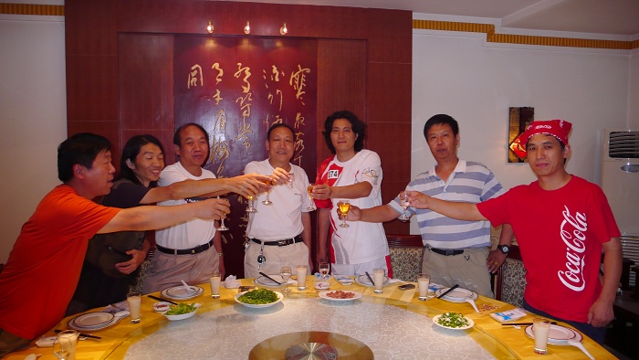 为英雄干杯