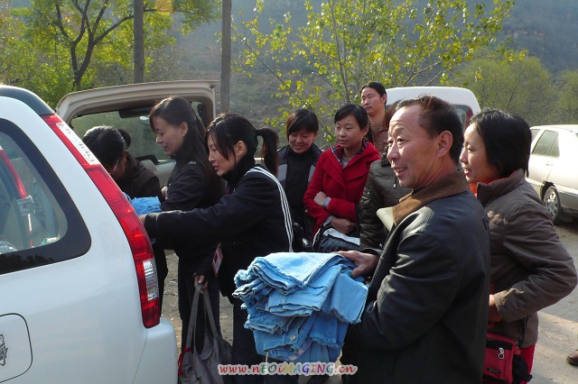 6.志愿者为孩子们带来了一些新衣服.jpg