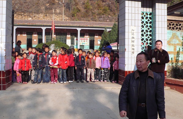 2.绿水池小学的王校长和学生.jpg