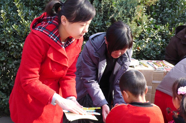7.杜秦婕和妹妹付世贝为学生门准备的铅笔和橡皮.jpg