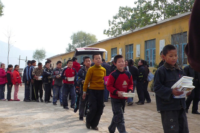 15.同学们高兴的领到崭新的课外图书.jpg