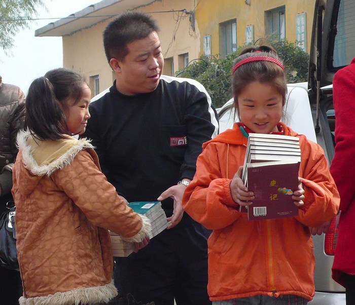 17.同学们高兴的领到崭新的课外图书.jpg