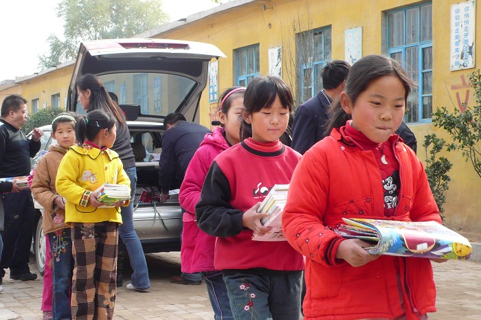 16.同学们高兴的领到崭新的课外图书.jpg