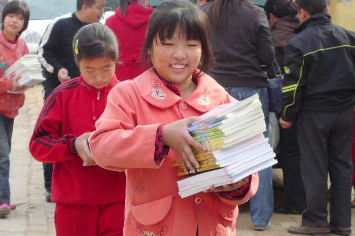 18.同学们高兴的领到崭新的课外图书.jpg