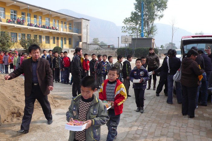 14.同学们高兴的领到崭新的课外图书.jpg