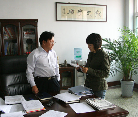 志愿者岚裳在一中了解困难学生情况