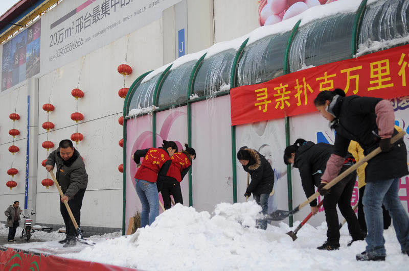 11.15 发放寻亲扑克  志愿劳动 1.jpg