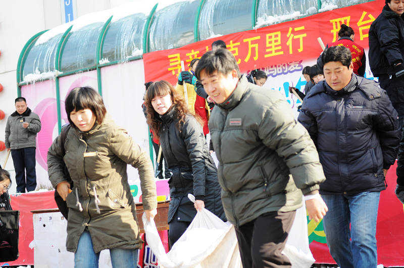 11.15 发放寻亲扑克  志愿劳动 2jpg.jpg