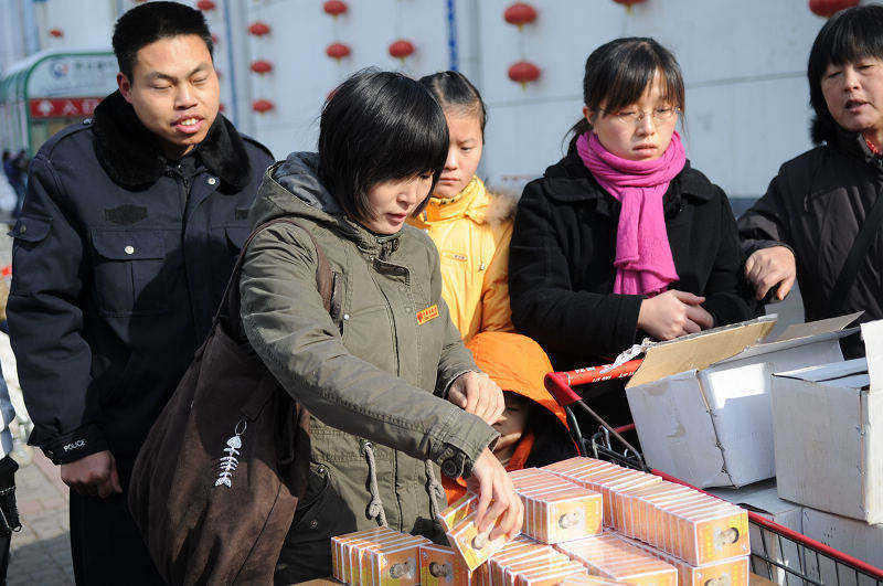 11.15 发放寻亲扑克  发放现场 5.jpg