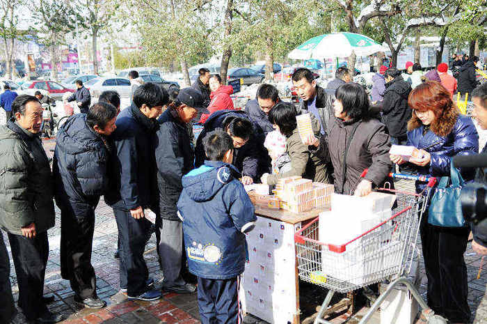 11.15 发放寻亲扑克  发放现场 8.jpg