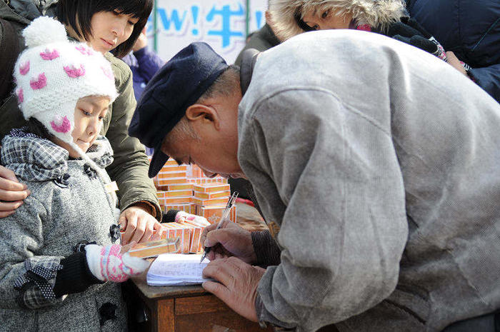 11.15 发放寻亲扑克  发放现场 9.jpg