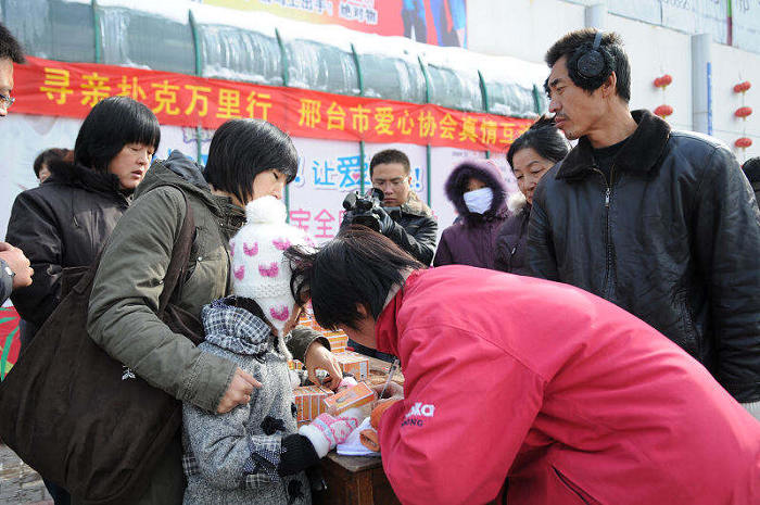 11.15 发放寻亲扑克  发放现场 10.jpg