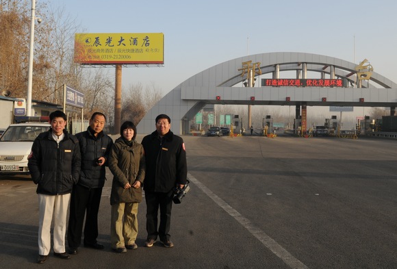 01 志愿者早早来到高速口迎接爱心车队.jpg