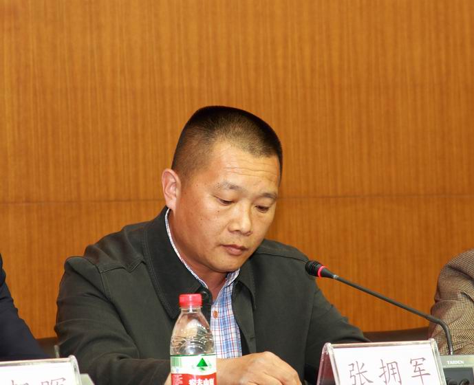 调整大小 会长做工作报告.JPG